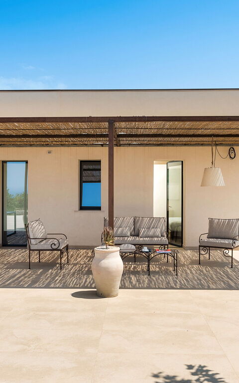 Gelso Bianco: Udendørs, Udvendige