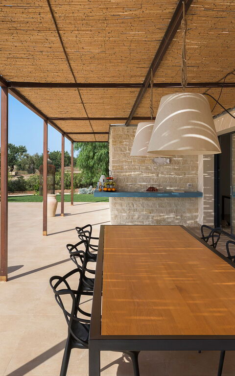 Gelso Bianco: Udendørs, Udvendige