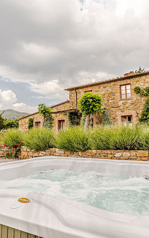 Chateau La Siroque: boblebad, Have, Udendørs, Udvendige