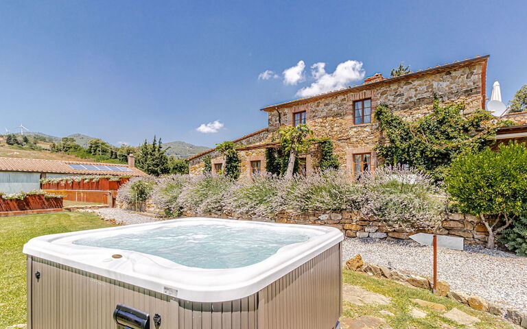 Chateau La Siroque: boblebad, Have, Udendørs, Udvendige