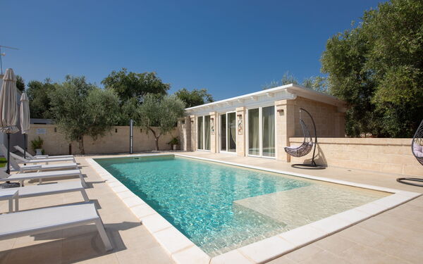 Terra Mater: pool, Udendørs, Udvendige