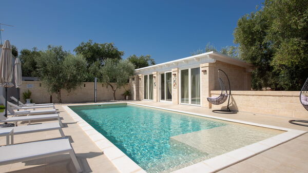 Terra Mater: pool, Udendørs, Udvendige