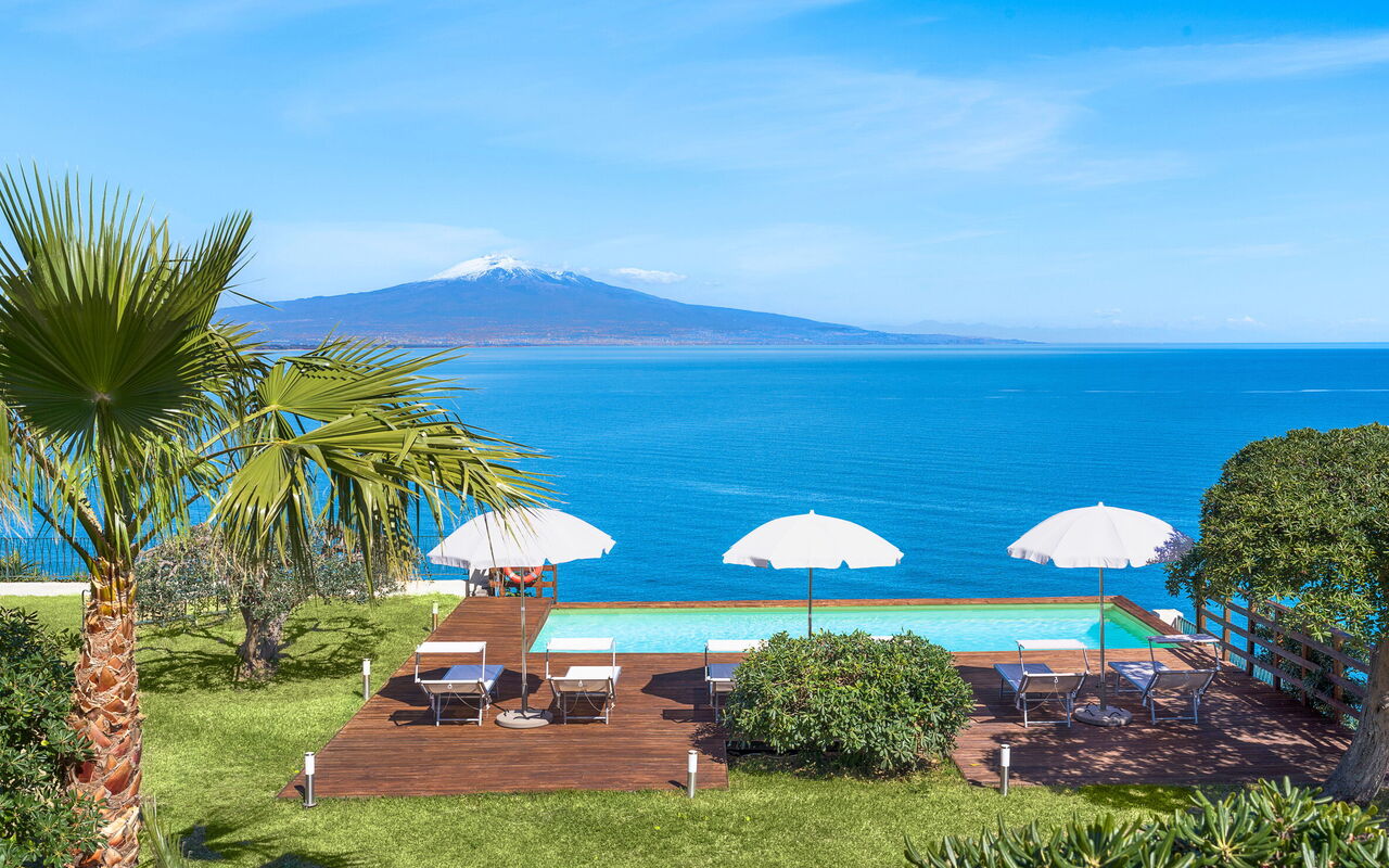 Villa Coralia: Have, pool, Udendørs, Udvendige, Visninger