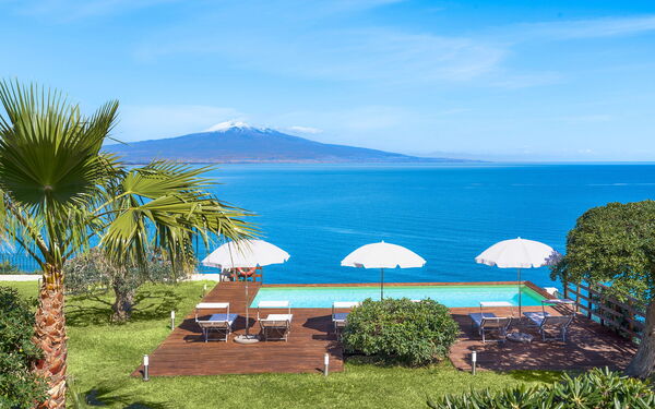 Villa Coralia: Have, pool, Udendørs, Udvendige, Visninger