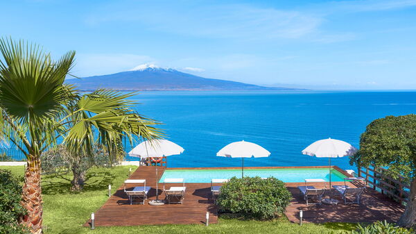 Villa Coralia: Have, pool, Udendørs, Udvendige, Visninger