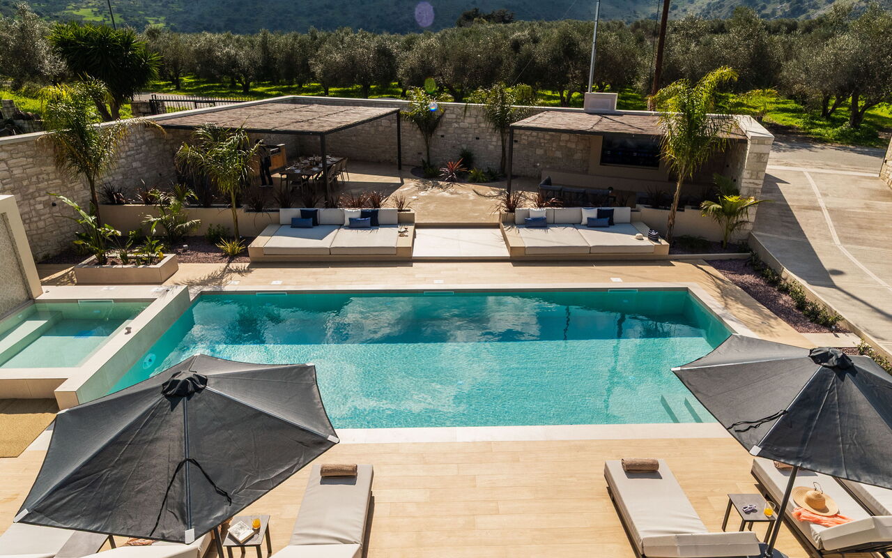 Villa Serenity: pool, Udendørs