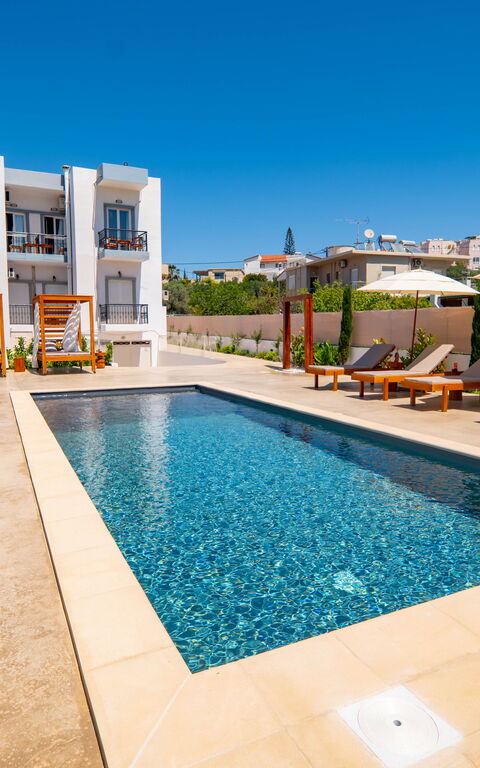 Christianna Apartments: pool, Udendørs