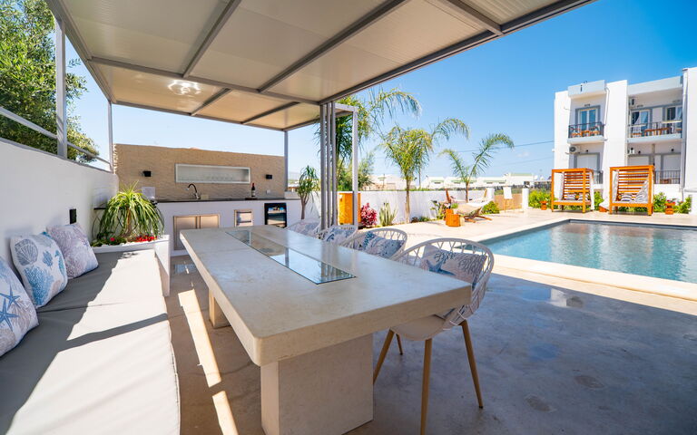 Christianna Apartments: Altan / terrasse / gårdhave, pool, Udendørs