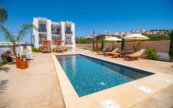 Christianna Apartments: pool, Udendørs