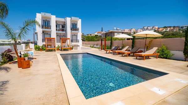 Christianna Apartments: pool, Udendørs