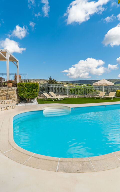 Villa Faye: Forår, pool, Sommer, Udendørs