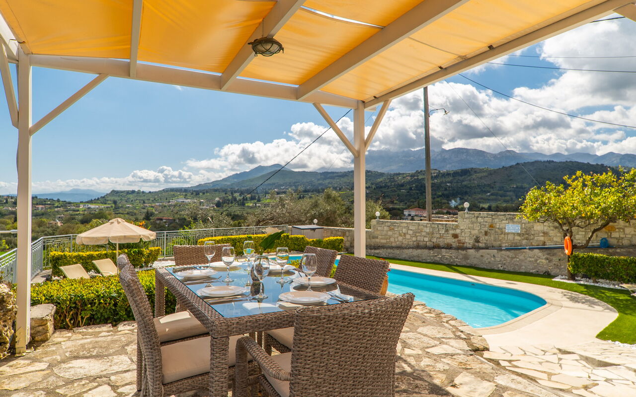 Villa Faye: Altan / terrasse / gårdhave, Forår, pool, Sommer, Udendørs, Visninger