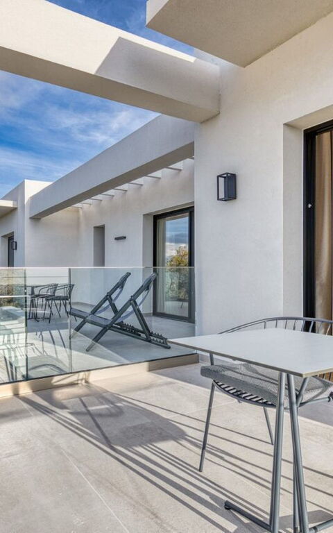 Villa Dominante: Udendørs, Udvendige