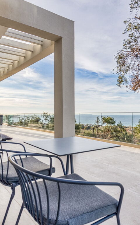 Villa Dominante: Altan / terrasse / gårdhave, Udendørs, Udvendige, Visninger