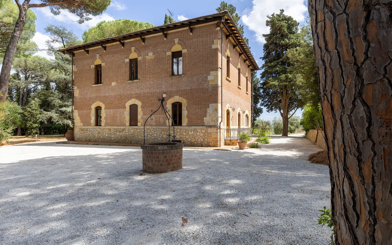 Villa Silvia: Udendørs, Udvendige