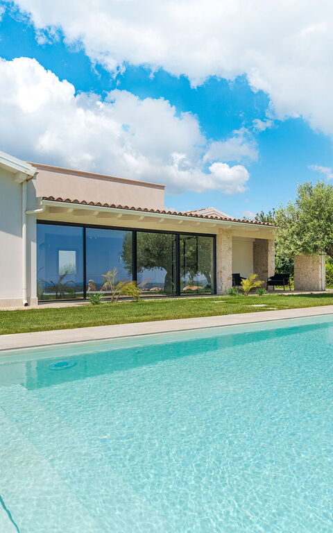 Netina Domus: Have, pool, Udendørs