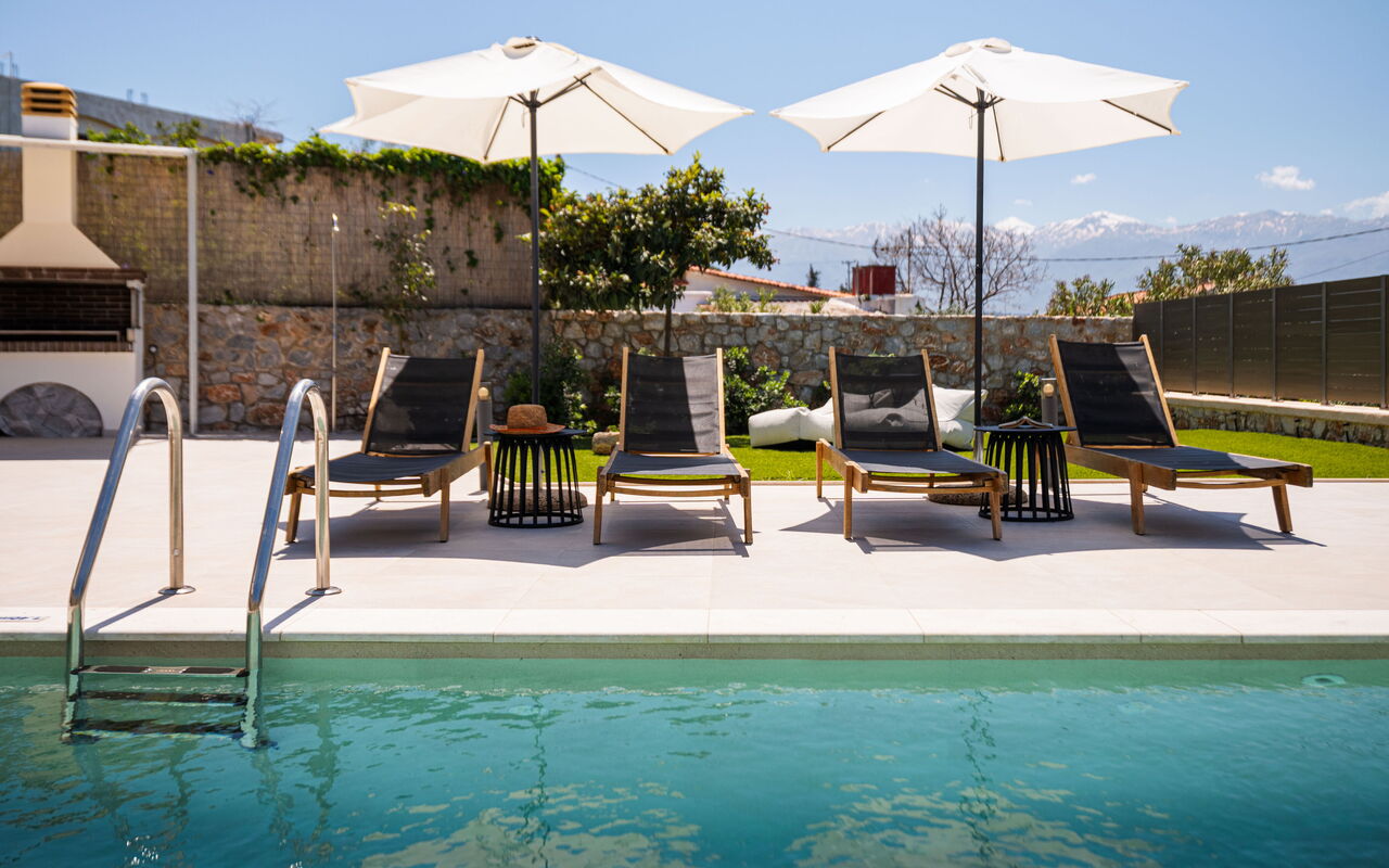 Villa Platon: pool, Udendørs