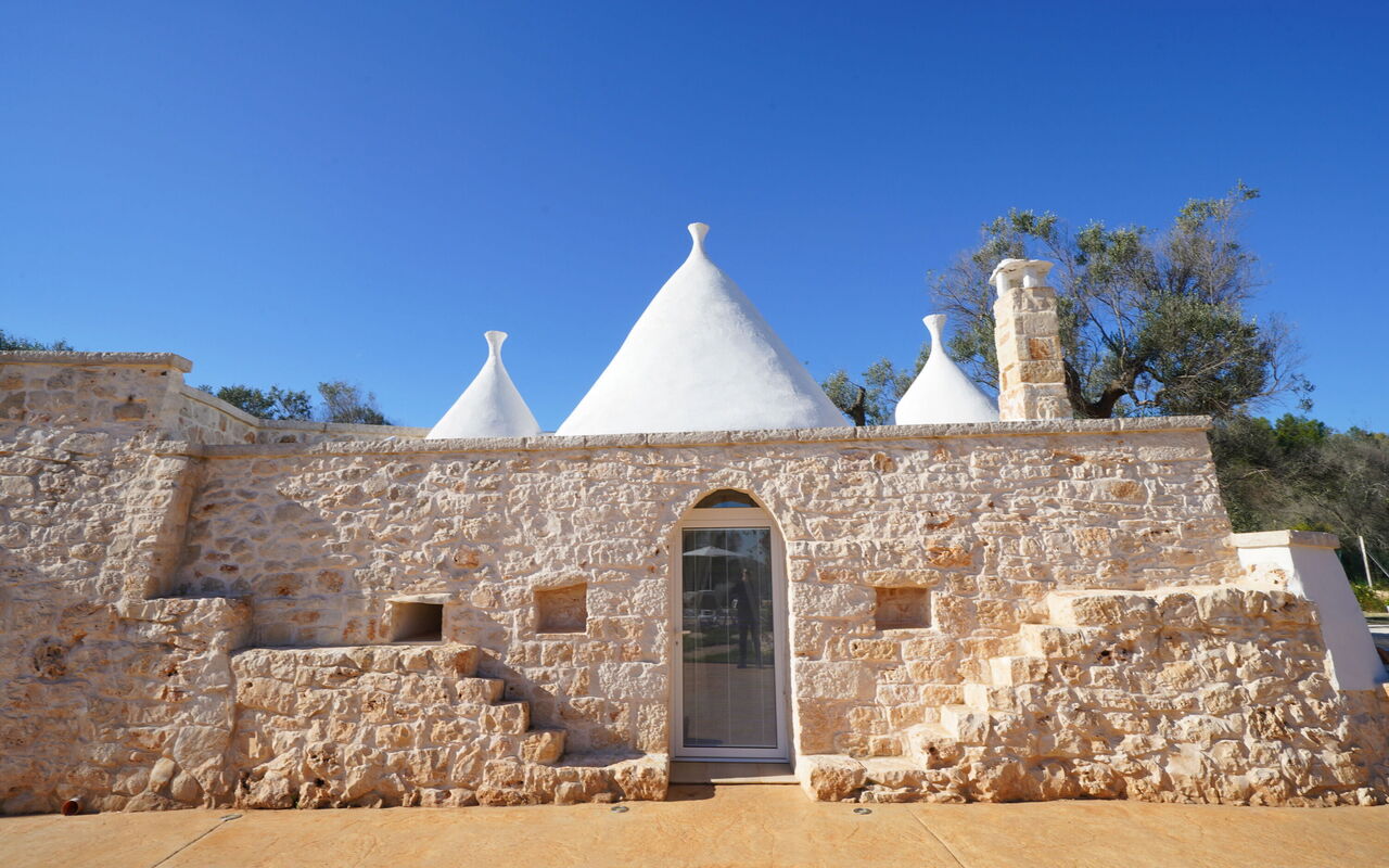 Trullo Samanta: Udendørs, Udvendige