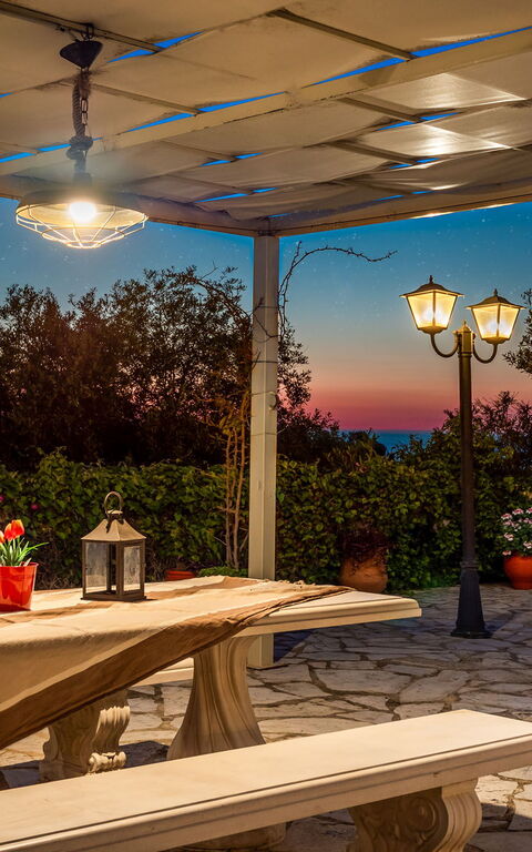 Villa Irida: Altan / terrasse / gårdhave