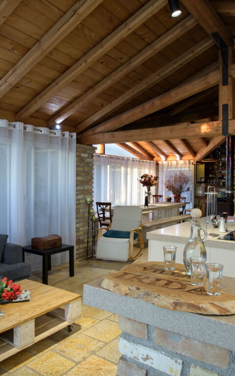 Villa Irida: Frokostlokale, Køkken, Stue