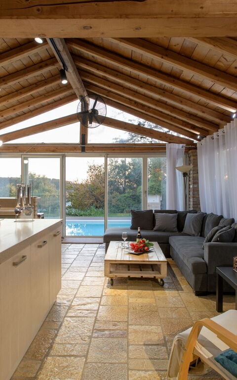 Villa Irida: Frokostlokale, Køkken, Stue