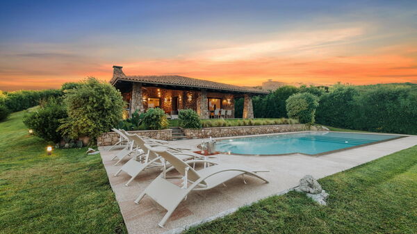 Villa Marinella: pool, Udvendige