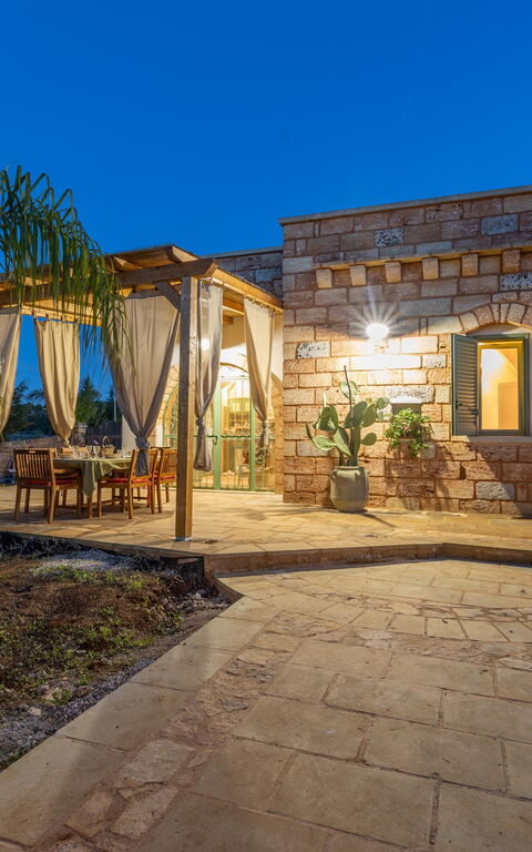 Villa Renedda: Udendørs, Udvendige