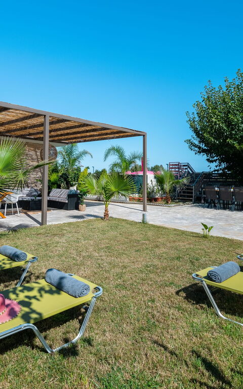 Villa Olympia: Have, Udendørs, Udvendige