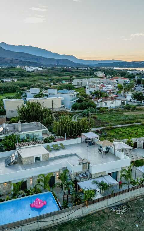 Villa Olympia: pool, Visninger