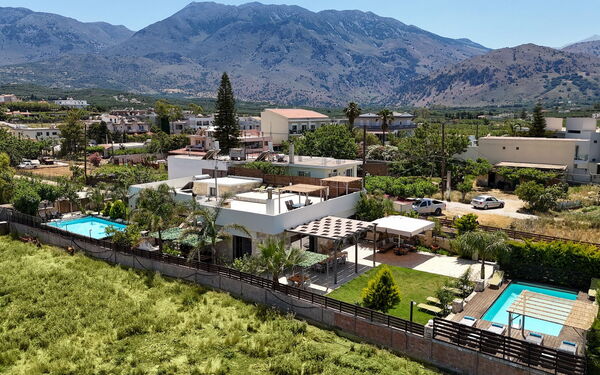 Villa Olympia: pool, Visninger