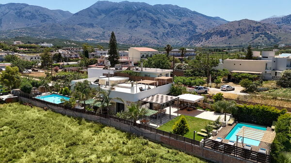 Villa Olympia: pool, Visninger