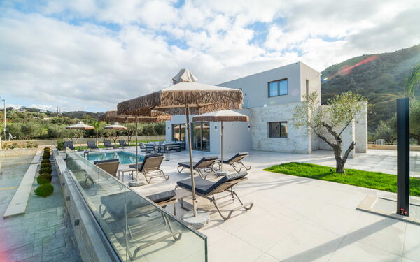 Villa Vasilissa: Udendørs, Udvendige