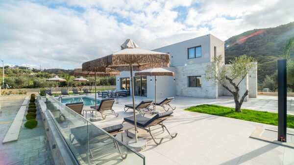 Villa Vasilissa: Udendørs, Udvendige