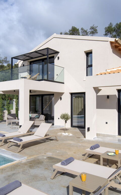 Villa Elais: pool, Udendørs