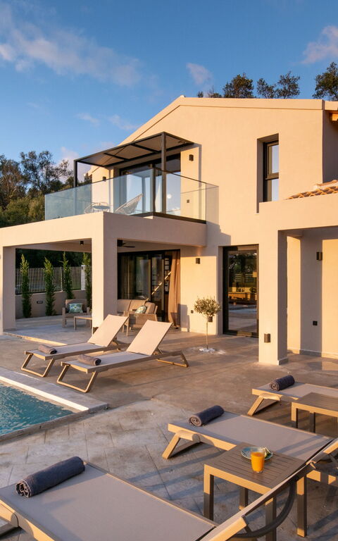 Villa Elais: pool, Udendørs