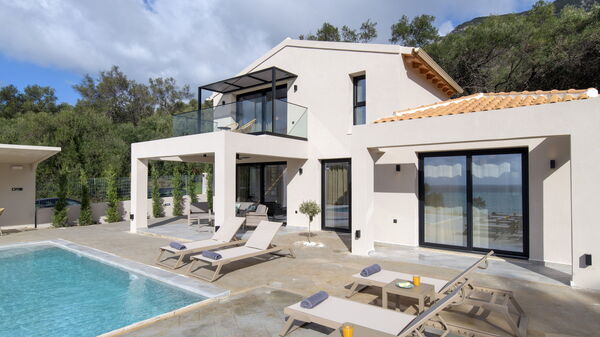 Villa Elais: pool, Udendørs