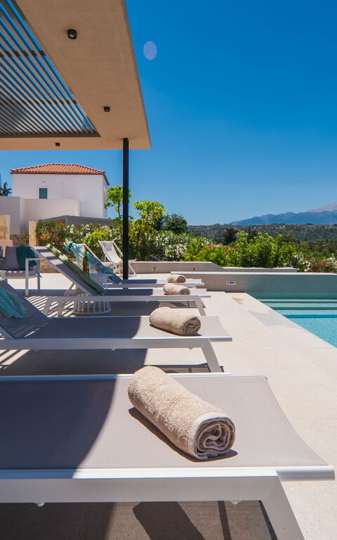 Villa Melia: pool, Udendørs