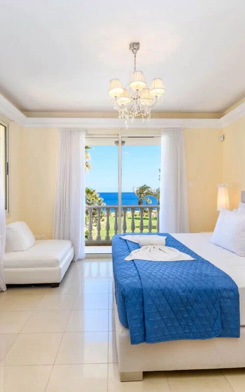 Royal Beachfront Villa: soveværelse