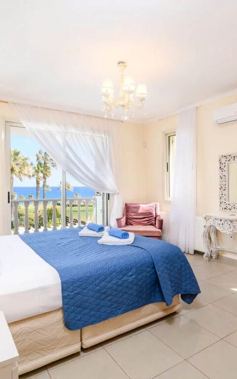Royal Beachfront Villa: soveværelse