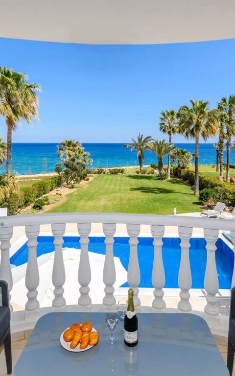 Royal Beachfront Villa: Have, pool, Udendørs, Udvendige, Visninger