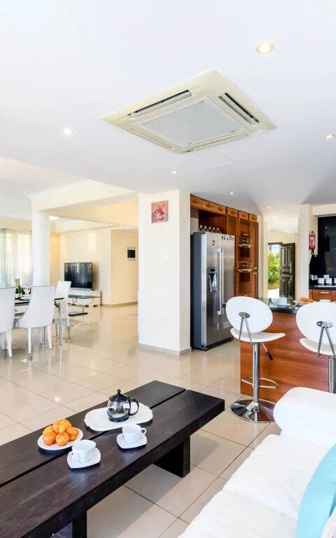 Royal Beachfront Villa: Frokostlokale, Stue