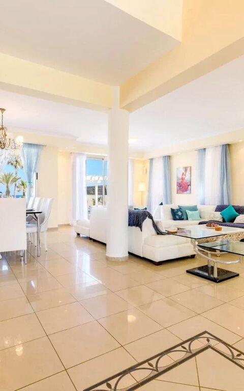 Royal Beachfront Villa: Frokostlokale, Stue