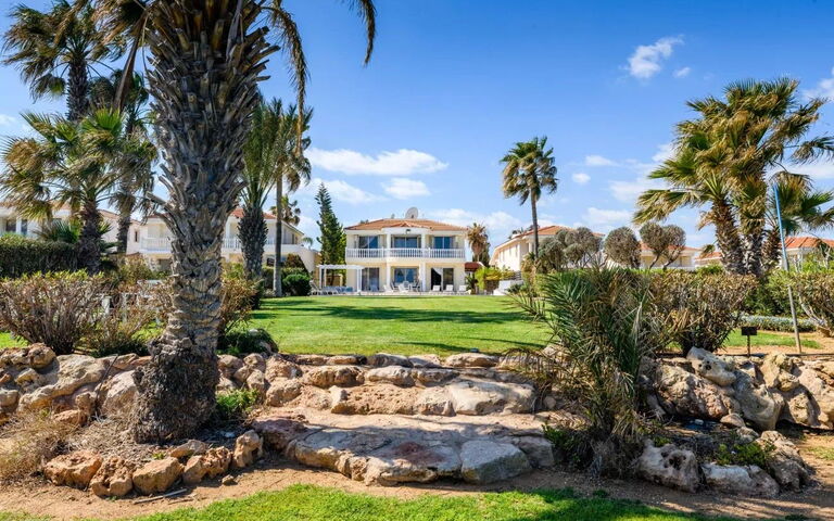 Royal Beachfront Villa: Have, Udendørs, Udvendige