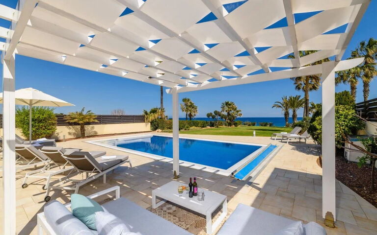Royal Beachfront Villa: Have, pool, Udendørs, Udvendige, Visninger
