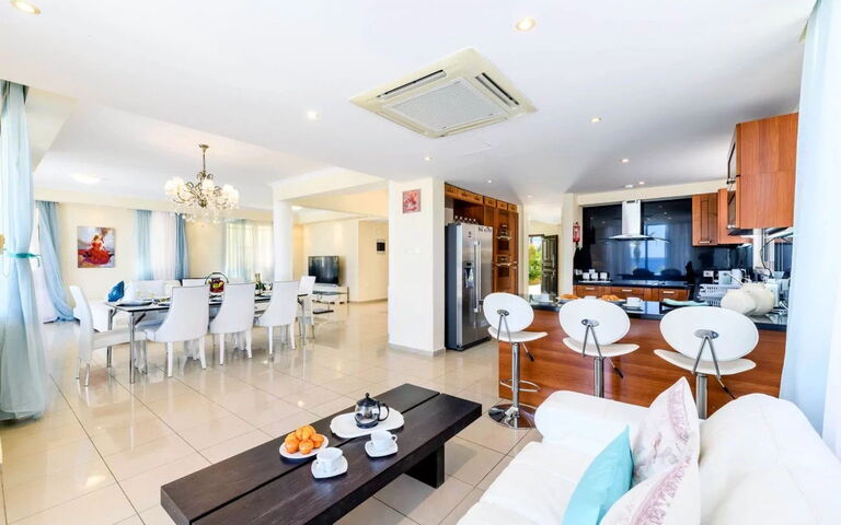 Royal Beachfront Villa: Frokostlokale, Stue