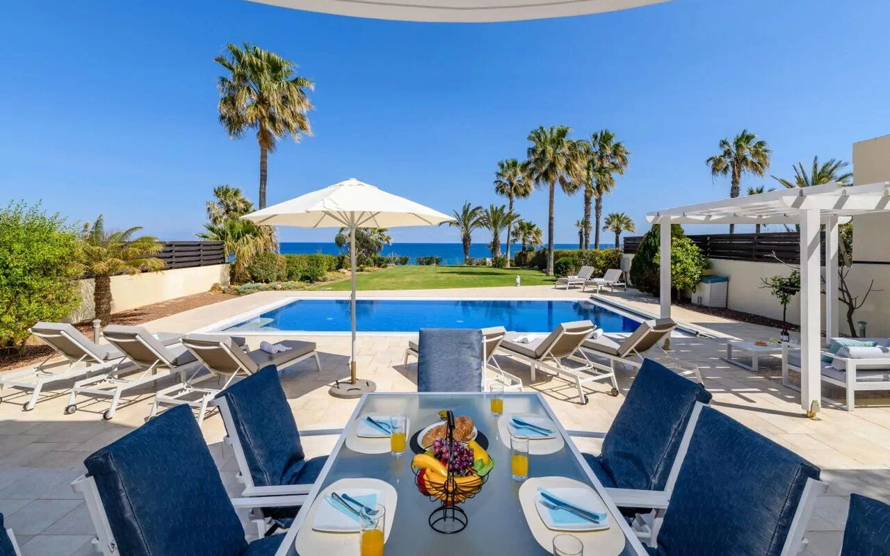 Royal Beachfront Villa: Have, pool, Udendørs, Udvendige, Visninger