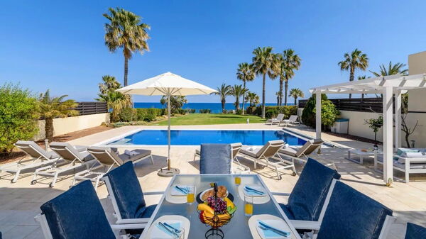 Royal Beachfront Villa: Have, pool, Udendørs, Udvendige, Visninger