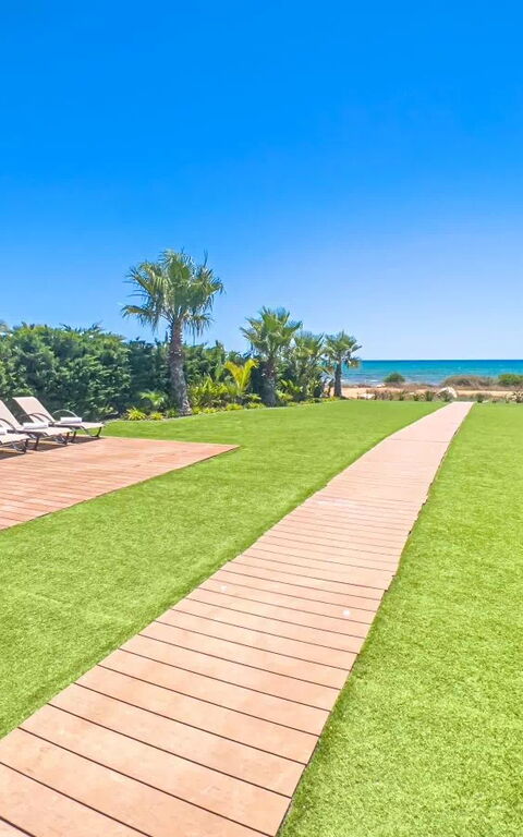 Serenity Seafront Villa: Have, Udendørs, Udvendige