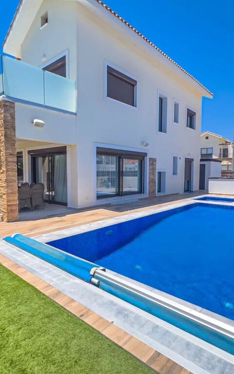 Serenity Seafront Villa: Have, pool, Udendørs, Udvendige