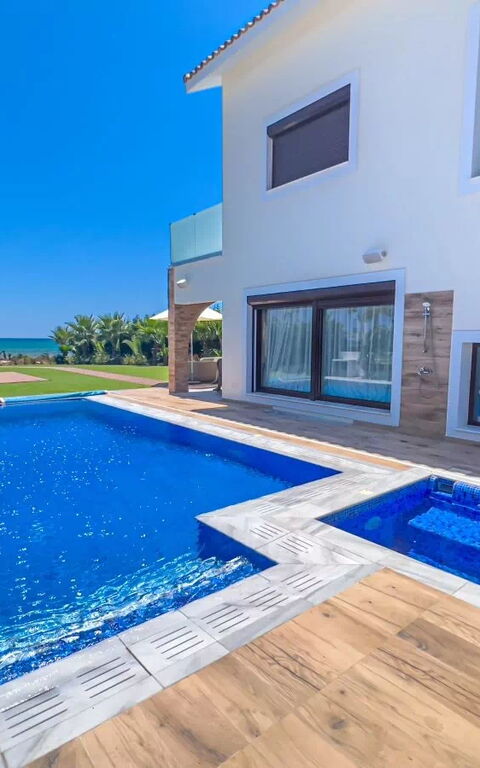 Serenity Seafront Villa: pool, Udendørs, Udvendige